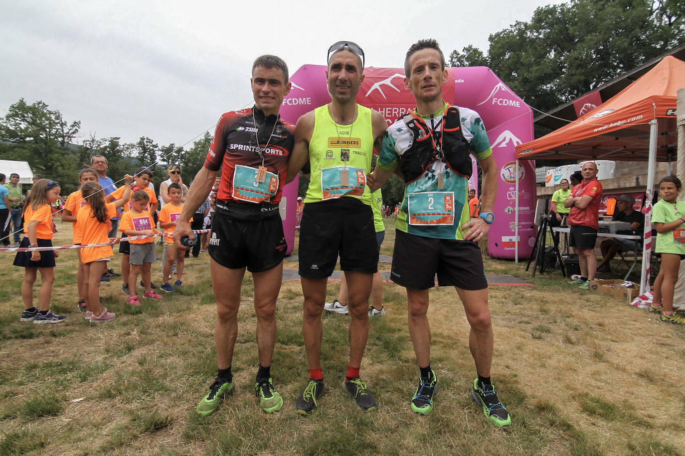 Imagen principal - El podio masculino, los participantes en la prueba mini y la salida de la maratón en la campa de Celada de los Calderones.