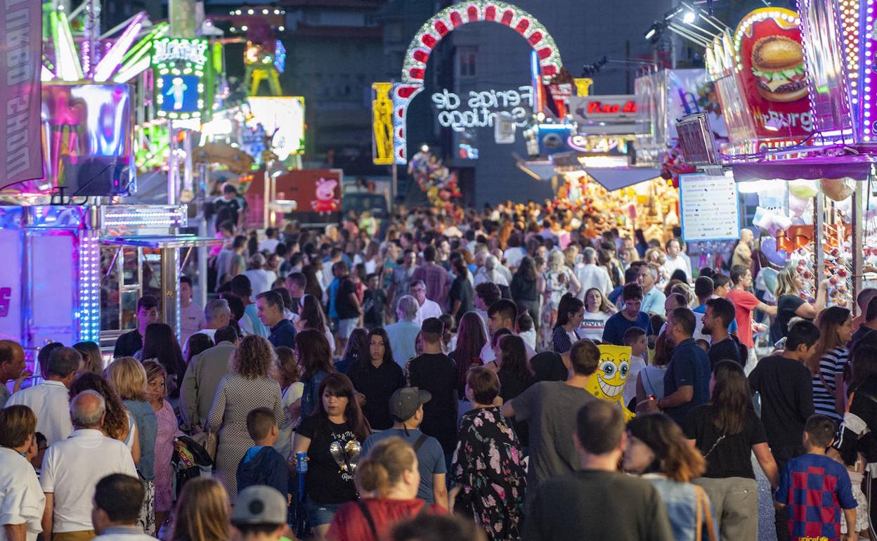 Miles de personas acuden al recinto ferial en El Sardinero. 