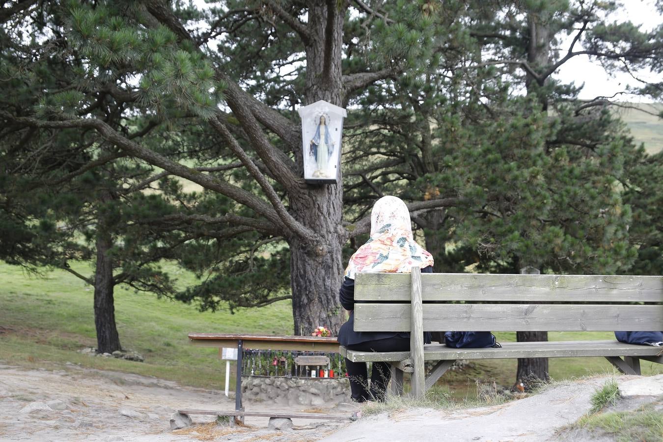 Una talla de la Virgen del Carmen de Garabandal en el lugar donde aseguran que se apareció entre 1961 y 1965,