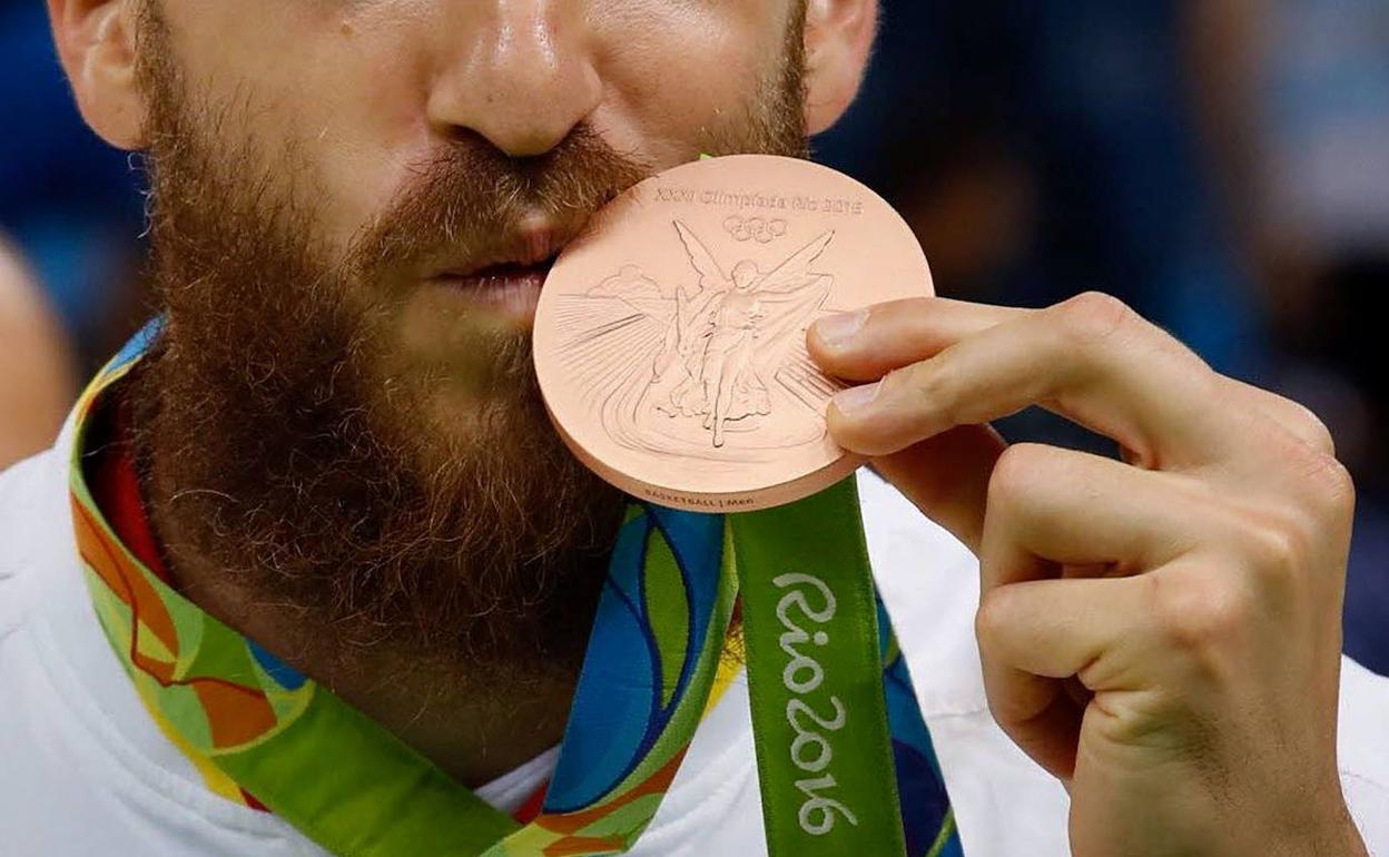 Sergio Rodríguez en el podio tras recibir la medalla de bronce en los JJ OO de Río de Janeiro.