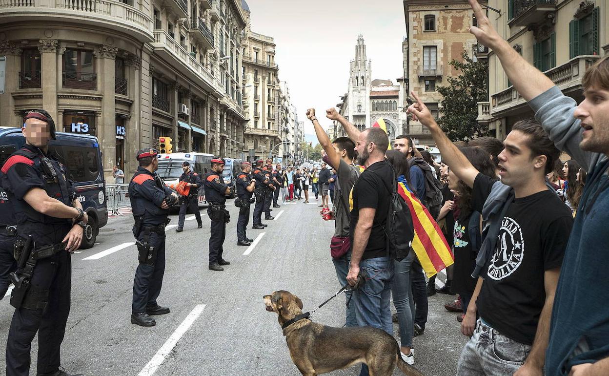 Huelga general en Cataluña por la actuación policial durante el referéndum. 