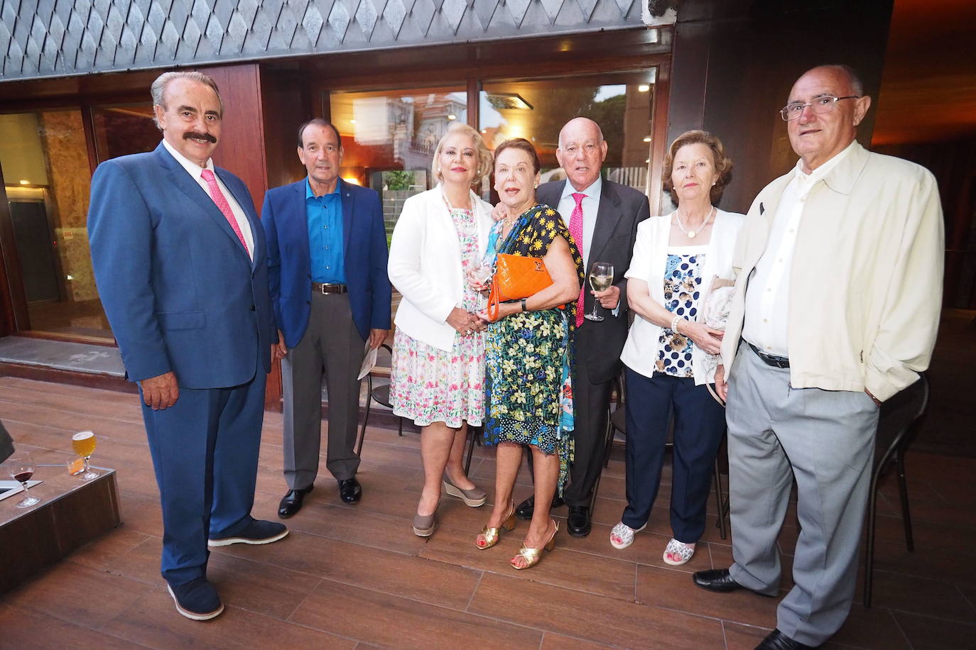 . Entrega de los Emboques de Oro, Santander. Juan Manuel González, Vicente Miera, Elizabeth Álvarez de González, Teresa Gómez, Antonio García, Luisa Allende y José Ingelmo.