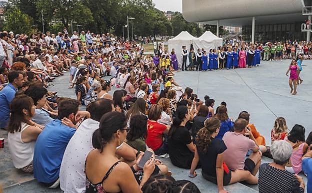 Imagen principal - Un teatro frente a la catedral