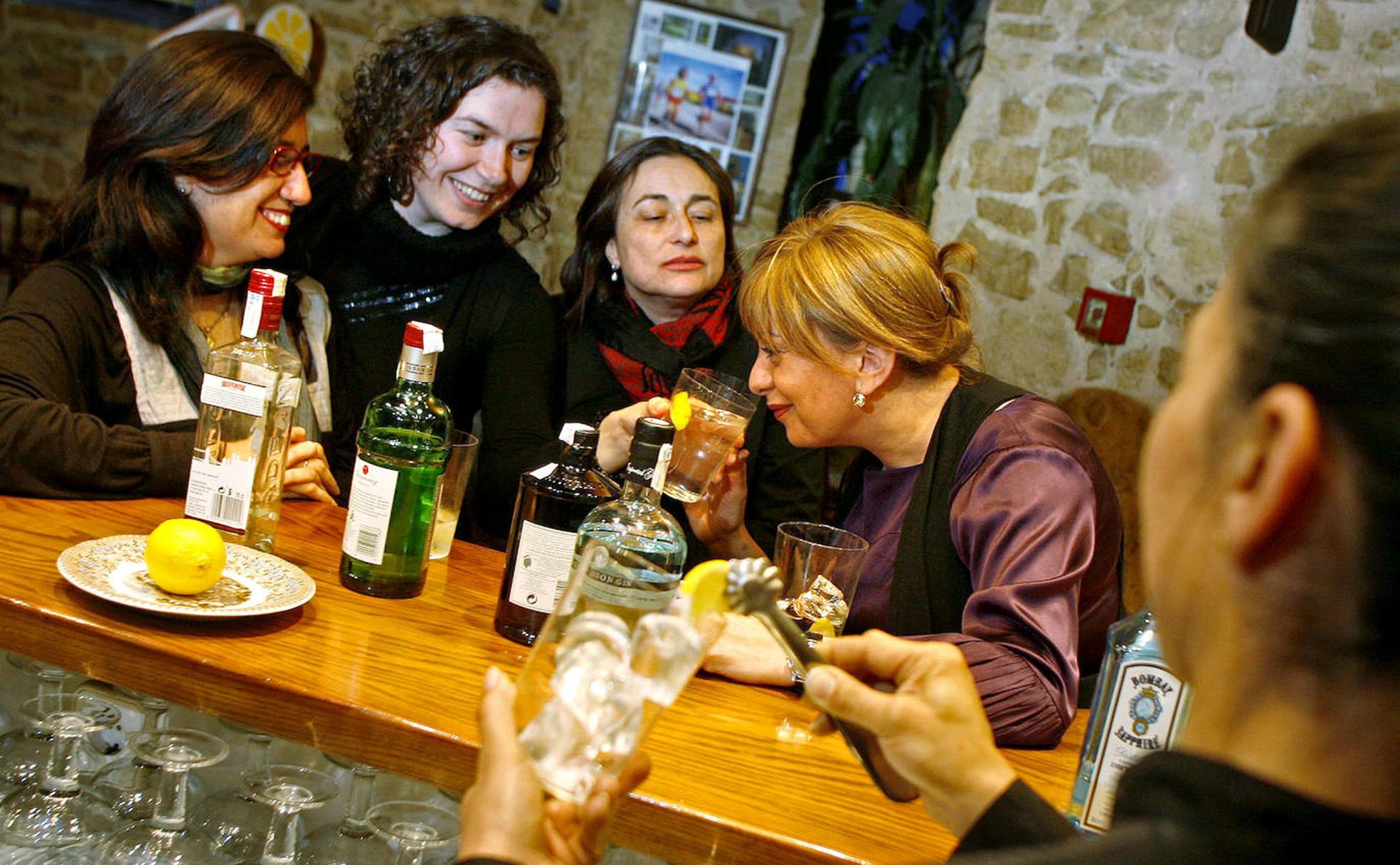 Un grupo de amigas degustando varias ginebras.