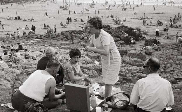 Tony Ray-Jones, 'Holidaymakers having tea', 1967, National Science and Media Museum/ SSP 