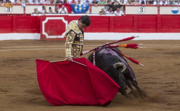 El joven diestro sevillano Pablo Aguado dejó en la tarde de su presentación en Santander las bases de su pura y desnuda tauromaquia. En la imagen, pulsea en la media altura la embestida del primer ejemplar de su lote. 