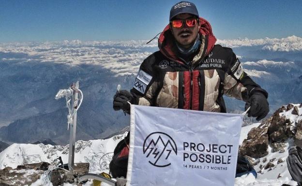 El alpinista nepalí en la cima del Nanga Parbat.