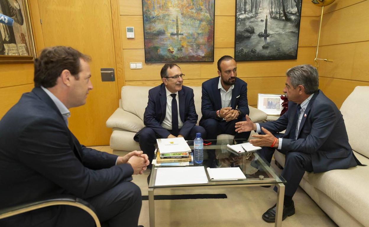 El alcalde de Torrelavega, Javier López Estrada ha estado acompañado por el teniente alcalde, José Manuel Cruz Viadero, en su reunión con Revilla.