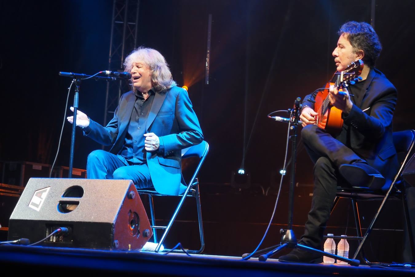 Un guitarrista y un cajón acompañaron al cantaor