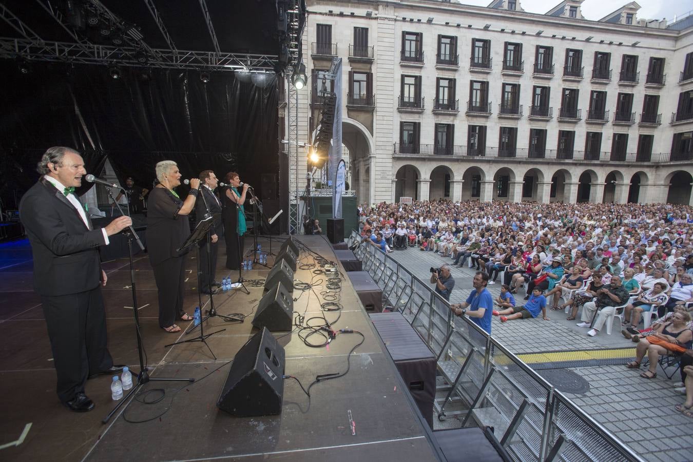 Mocedades abrió la noche en La Porticada