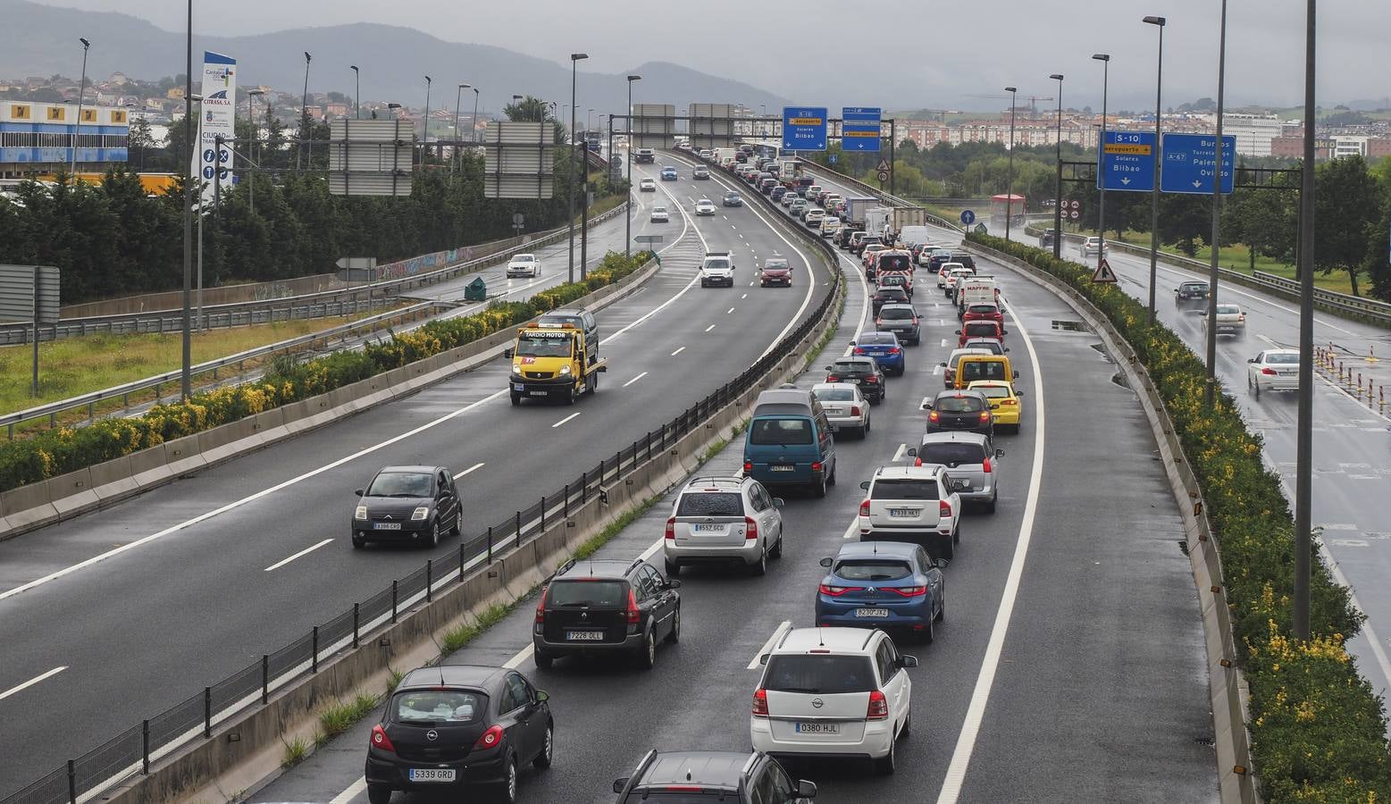 Fotos: Largas retenciones a la salida de Santander por un accidente