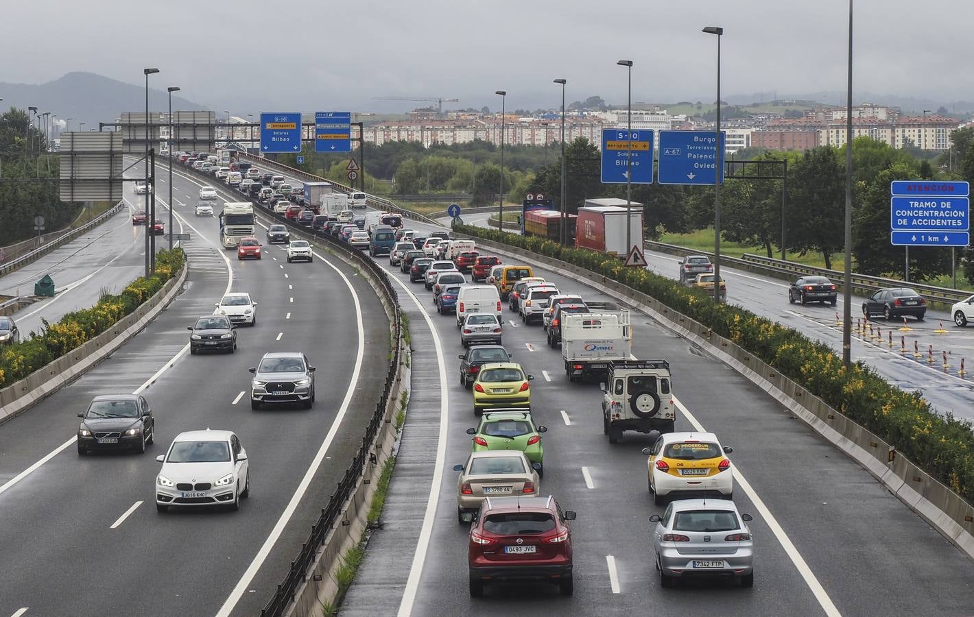 Fotos: Largas retenciones a la salida de Santander por un accidente