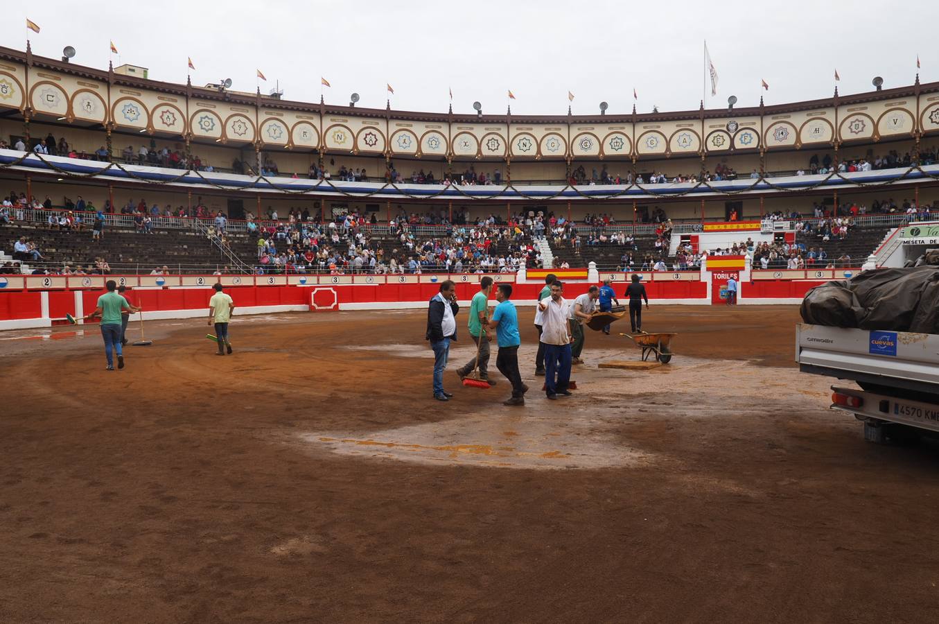 La intensa lluvia caída en Santander ha obligado a adecuar la plaza y a retrasar la corrida de toros de este viernes.