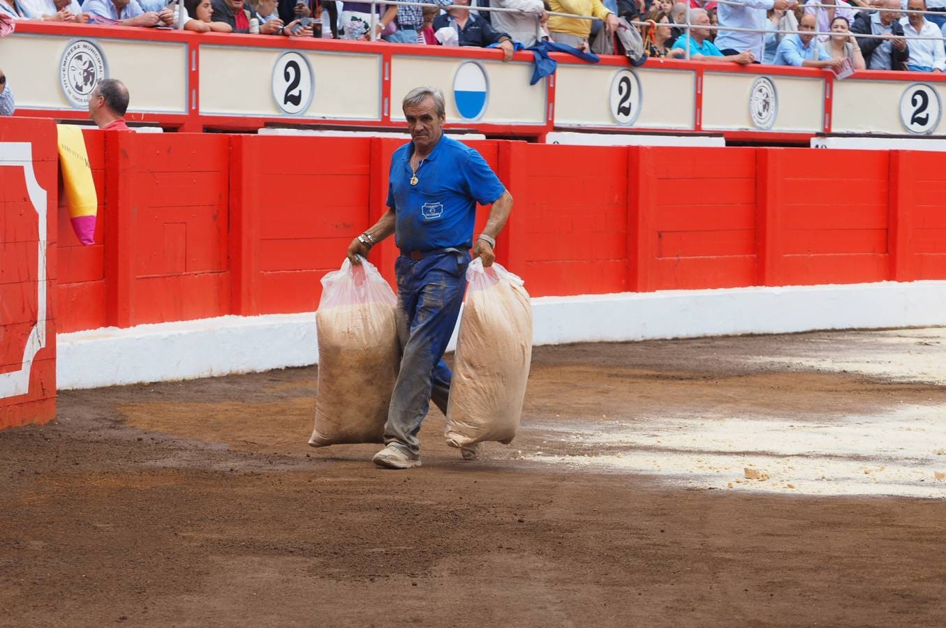 La intensa lluvia caída en Santander ha obligado a adecuar la plaza y a retrasar la corrida de toros de este viernes.