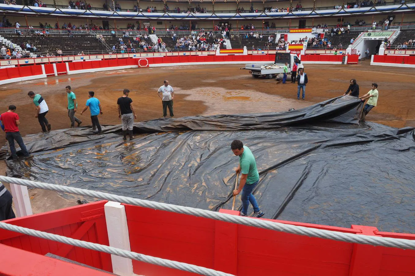 La intensa lluvia caída en Santander ha obligado a adecuar la plaza y a retrasar la corrida de toros de este viernes.