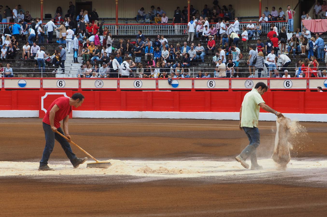 La intensa lluvia caída en Santander ha obligado a adecuar la plaza y a retrasar la corrida de toros de este viernes.