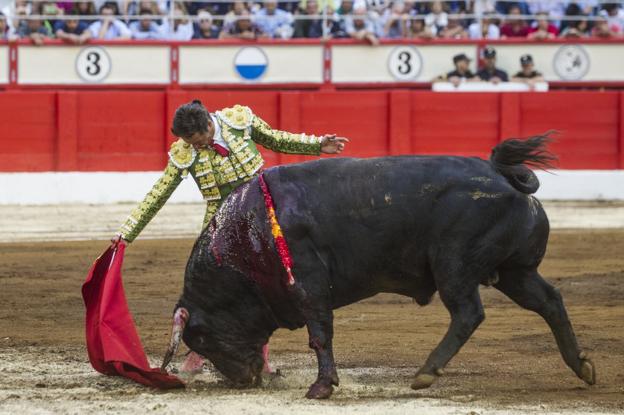 Derechazo. Embebido, templado y pulseado en la muleta, condujo Diego Urdiales al segundo ejemplar de su lote con la mano diestra. 