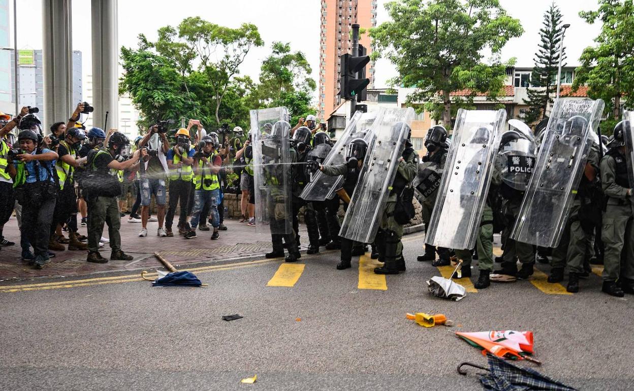 La policía de Hong Kong usa spray de pimienta durante una manifestación en el distrito de Yuen Long en Hong Kong.