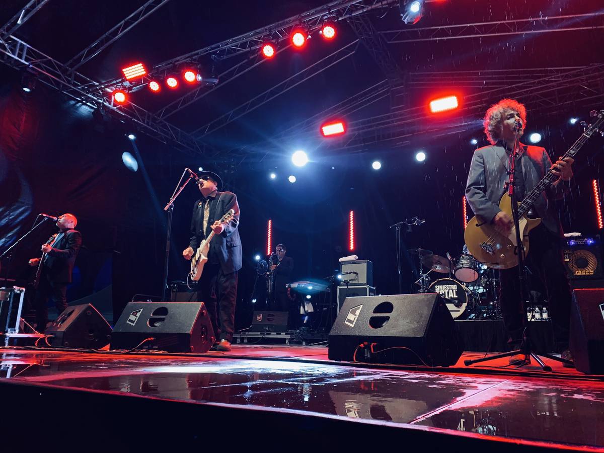 El grupo gallego, convertido ya en un clásico del panorama nacional, ofreció su recital en la plaza Porticada de la capital cántabra.