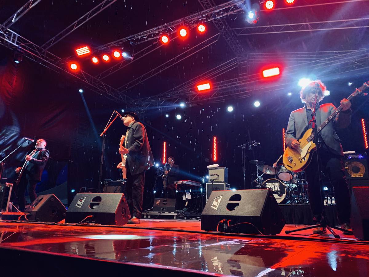 El grupo gallego, convertido ya en un clásico del panorama nacional, ofreció su recital en la plaza Porticada de la capital cántabra.