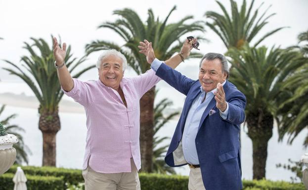 Los del Río (Antonio Romero, a la izquierda, y Rafael Ruiz, a la derecha), en la terraza del Hotel Real, en Santander. 