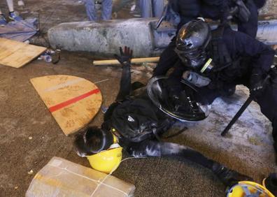 Imagen secundaria 1 - Manifestantes detenidos por la policía en Hong Kong.