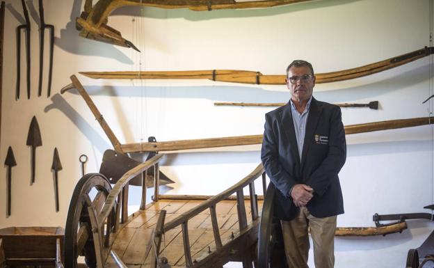 Aurelio lleva 36 años trabajando de guía en el Museo Etnográfico de Cantabria, en Muriedas. 