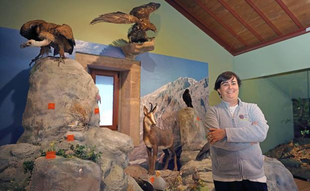 Mónica lleva diez años trabajando como guía del Museo de la Naturaleza, en Carrejo. 