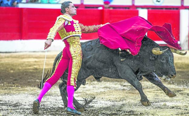 Apenas iniciada su primera faena, el torero murciano Paco Ureña remató una tanda de sometidos exigentes derechazos con un pase de pecho mirando al público, que prácticamente llenó los tendidos del coso de Cuatro Caminos pese a la lluvia