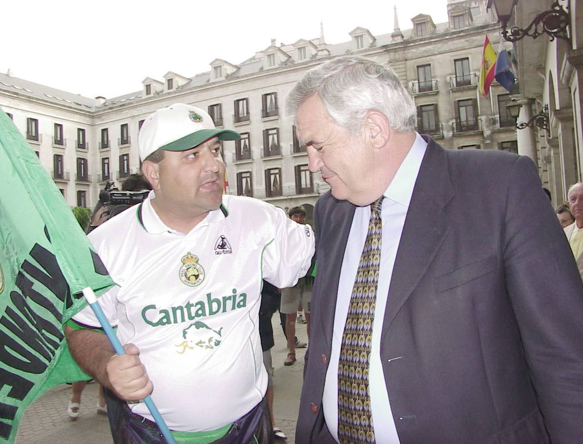 Un seguidor del racing conversa con el presidente, Miguel Angel Díaz, durante unas protestas en 2001