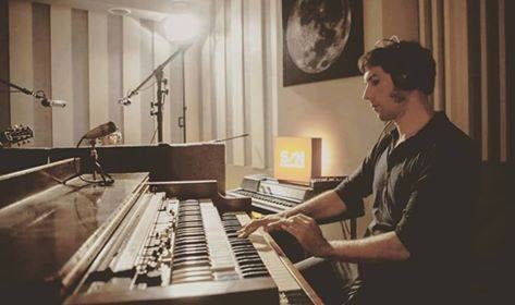 Pablo Solo cantará, tocará la guitarra y la batería. 