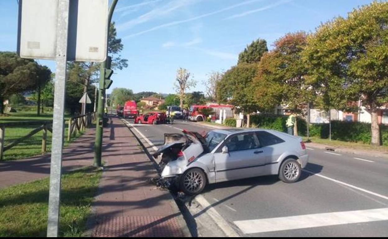 Estado en el que quedaron los dos vehículos involucrados en el accidente del domingo 12 de mayo. El matrimonio que viajaba en el coche que esperaba en el semáforo falleció y el conductor del vehículo que ocasionó el impacto dio positivo en alcoholemia.