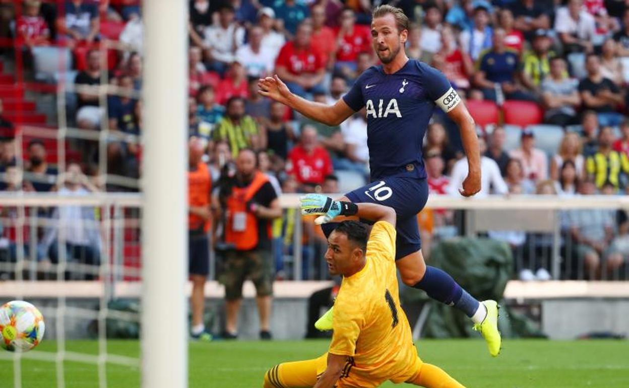 Harry Kane marca ante Keylor Navas.