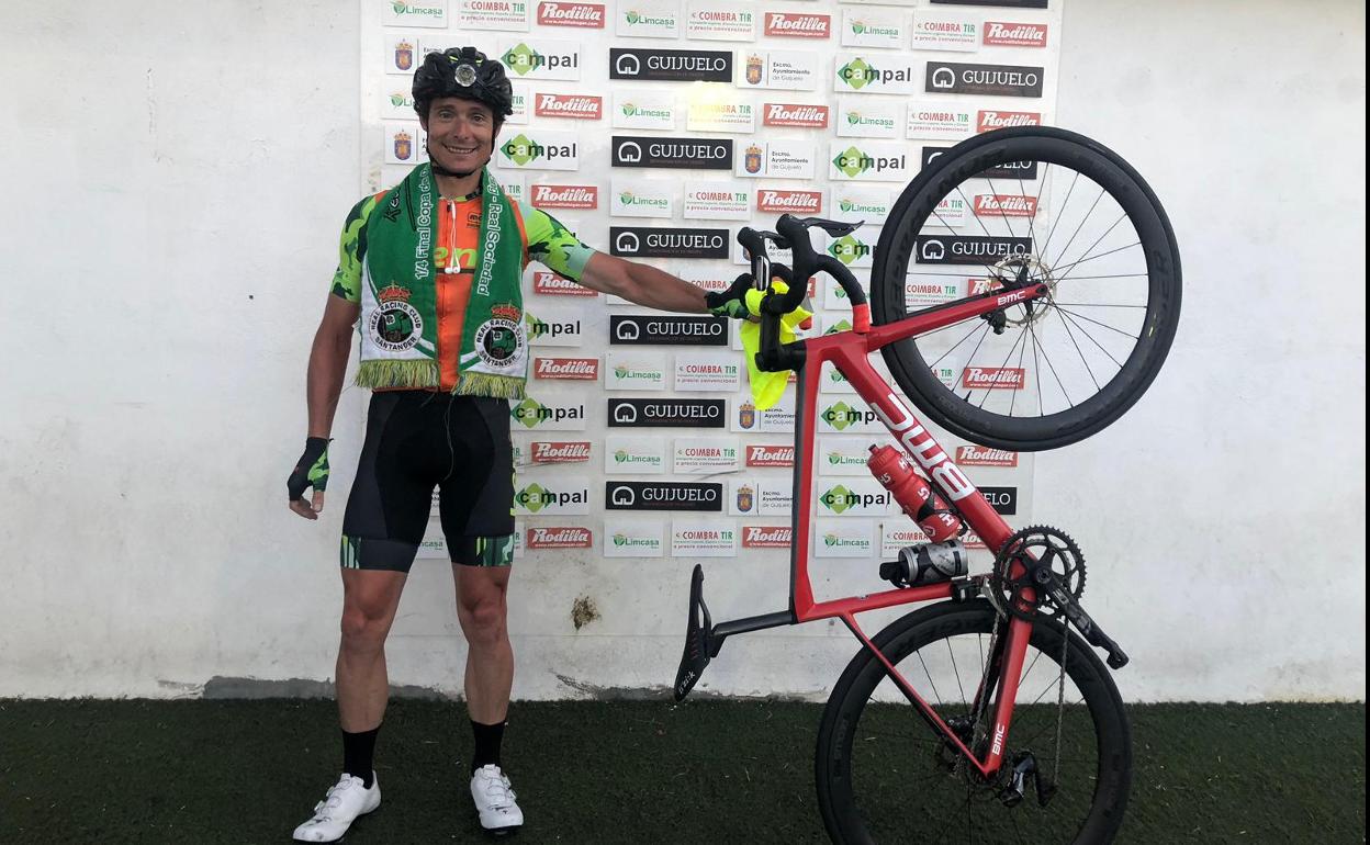 Menocal al llegar al Municipal de Guijuelo, con su bici y la bufanda del Racing.