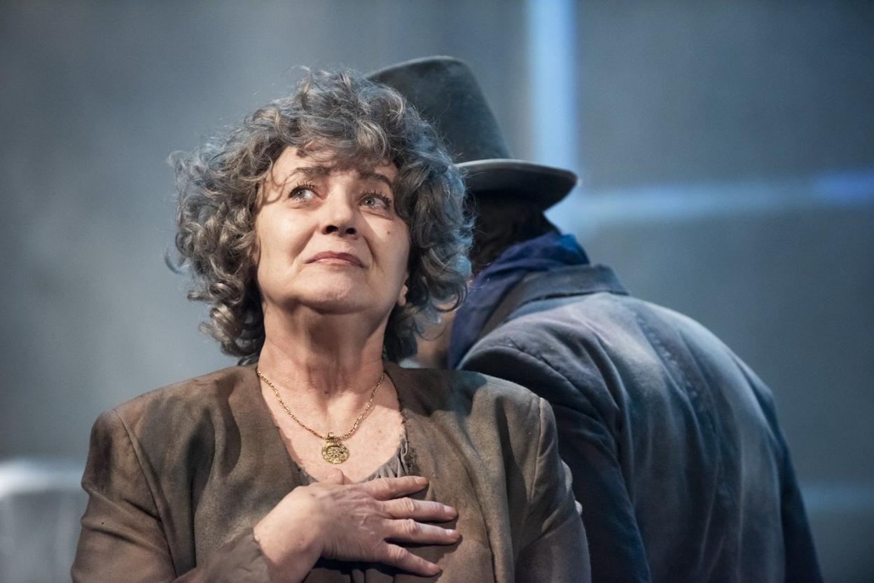 La actriz Beatriz Carvajal interpreta a una madre que sale de la tumba al enterarse de que su hijo se va a casar.