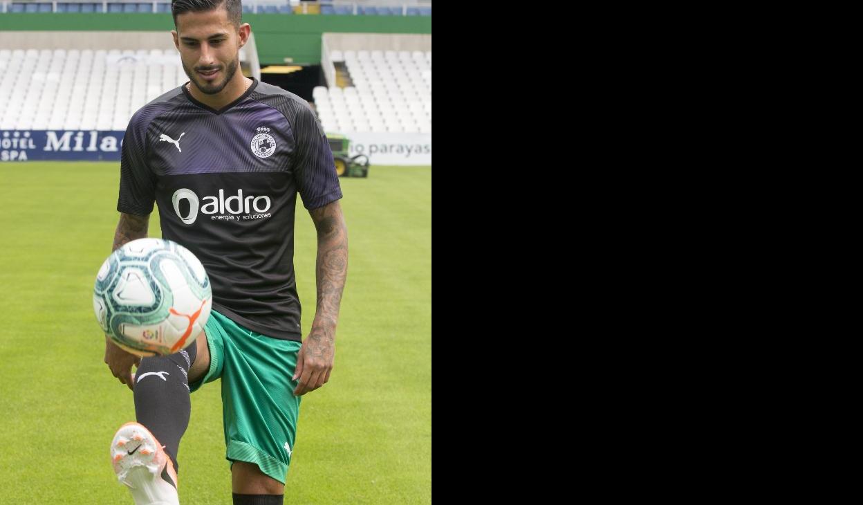 Nico Hidalgo controla el balón en su presentación como jugador del Racing. 