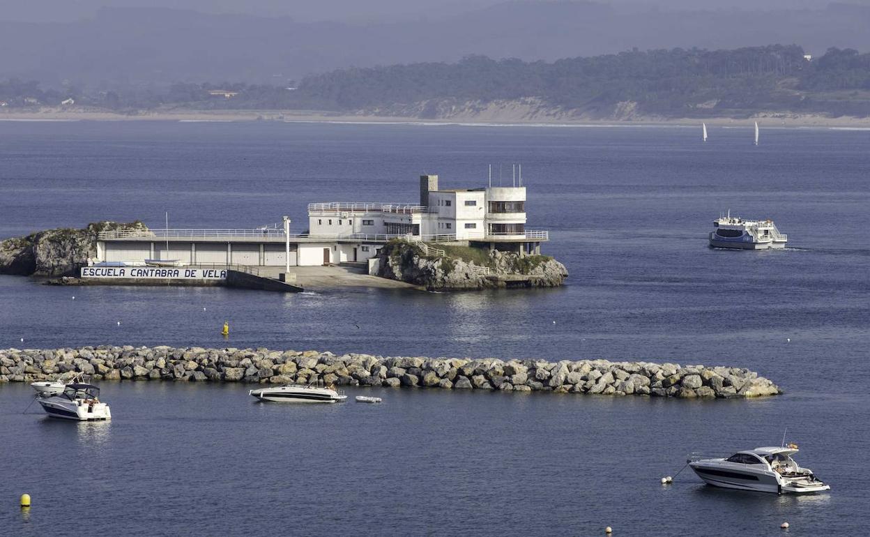 Imagen del espigón que ya está construido en La Magdalena. Queda por levantar otro más, más discreto, en la entrada de Los Peligros. 