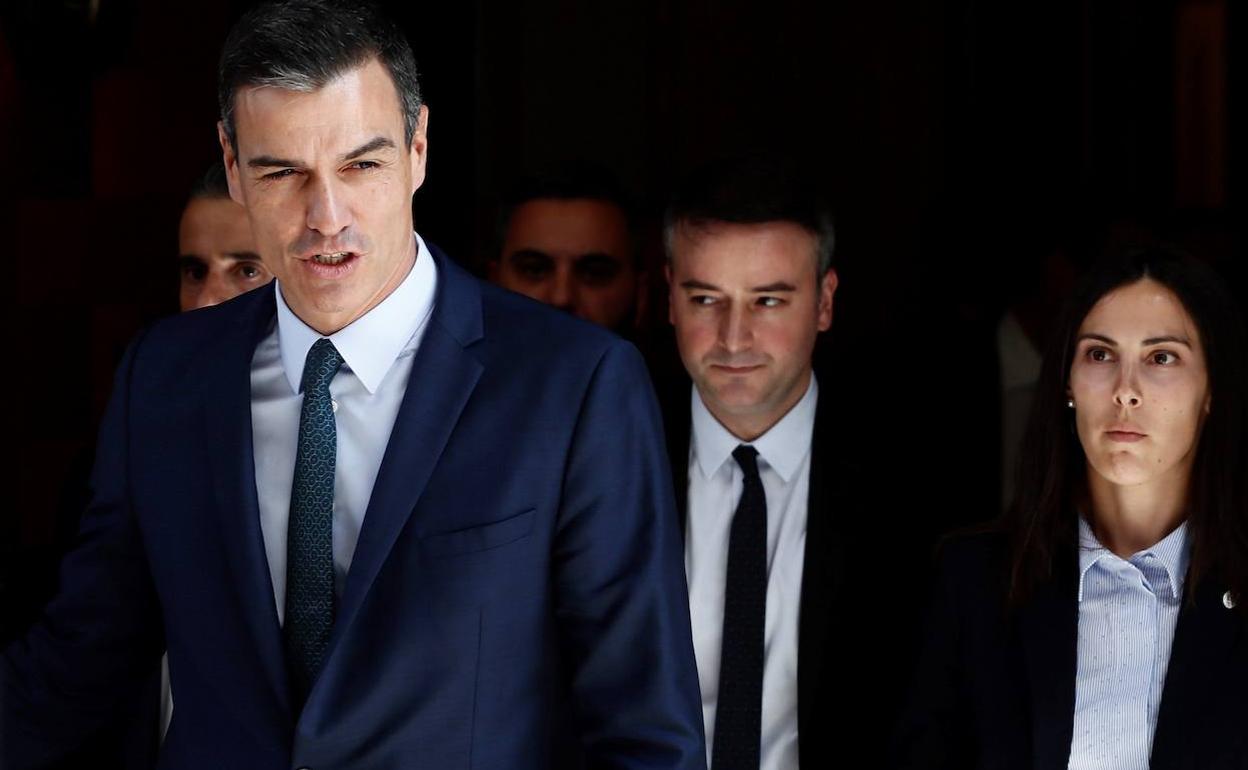 Pedro Sánchez (izda), y su jefe de gabinete en Moncloa, Iván Redondo (c), a su salida del Congreso. 