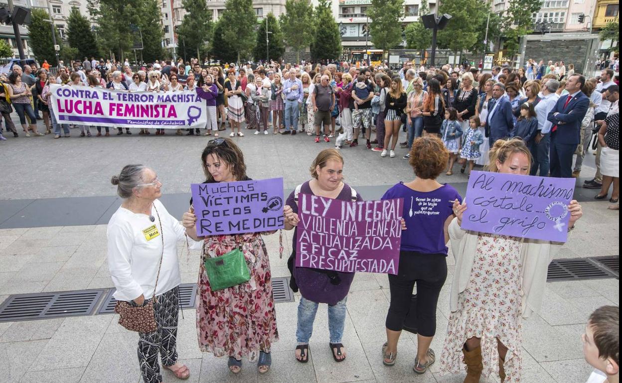 Más de 200 personas claman en Santander contra el «terrorismo machista»