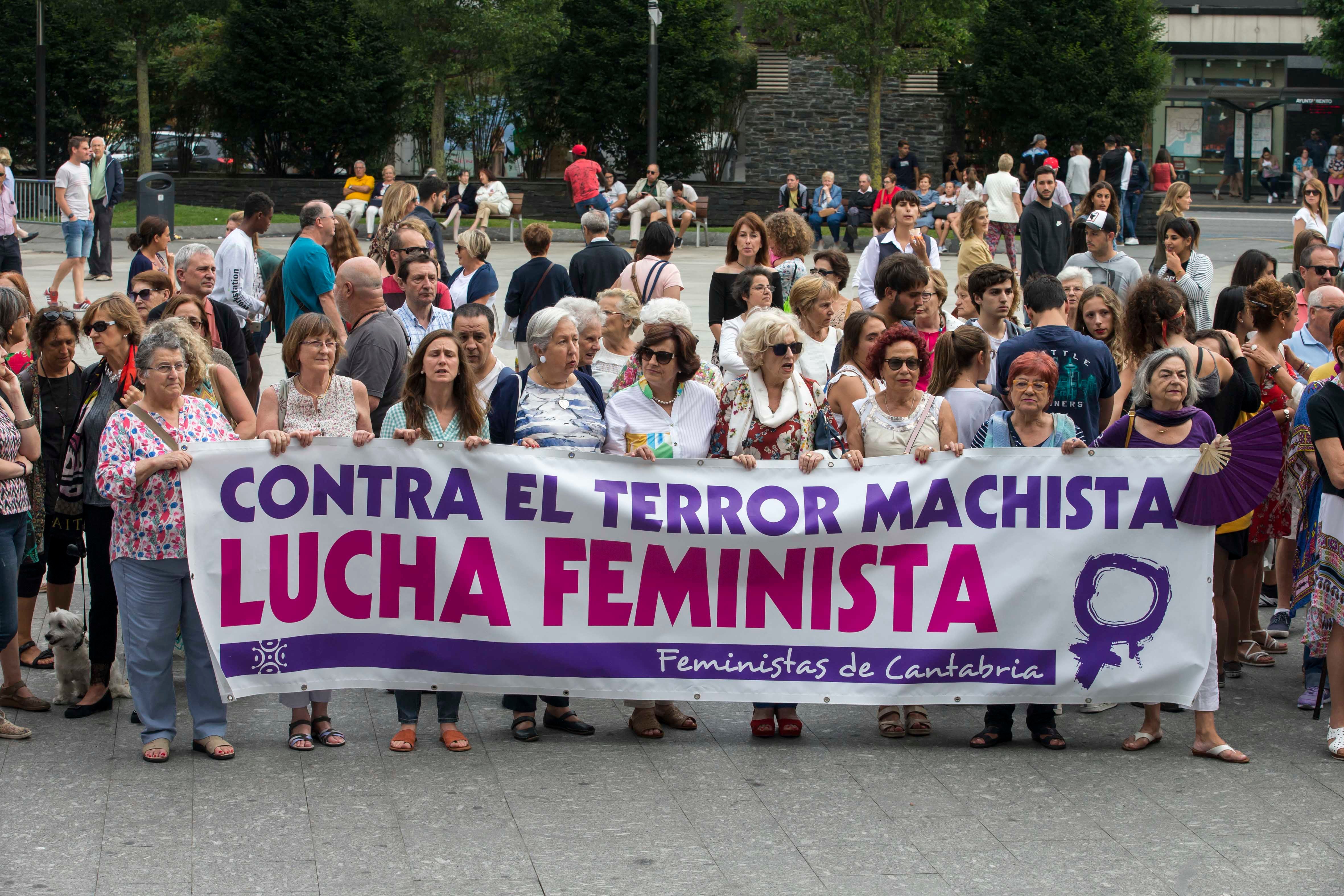 Concentración contra la violencia de género en la plaza del Ayuntamiento de la capital cántabra.