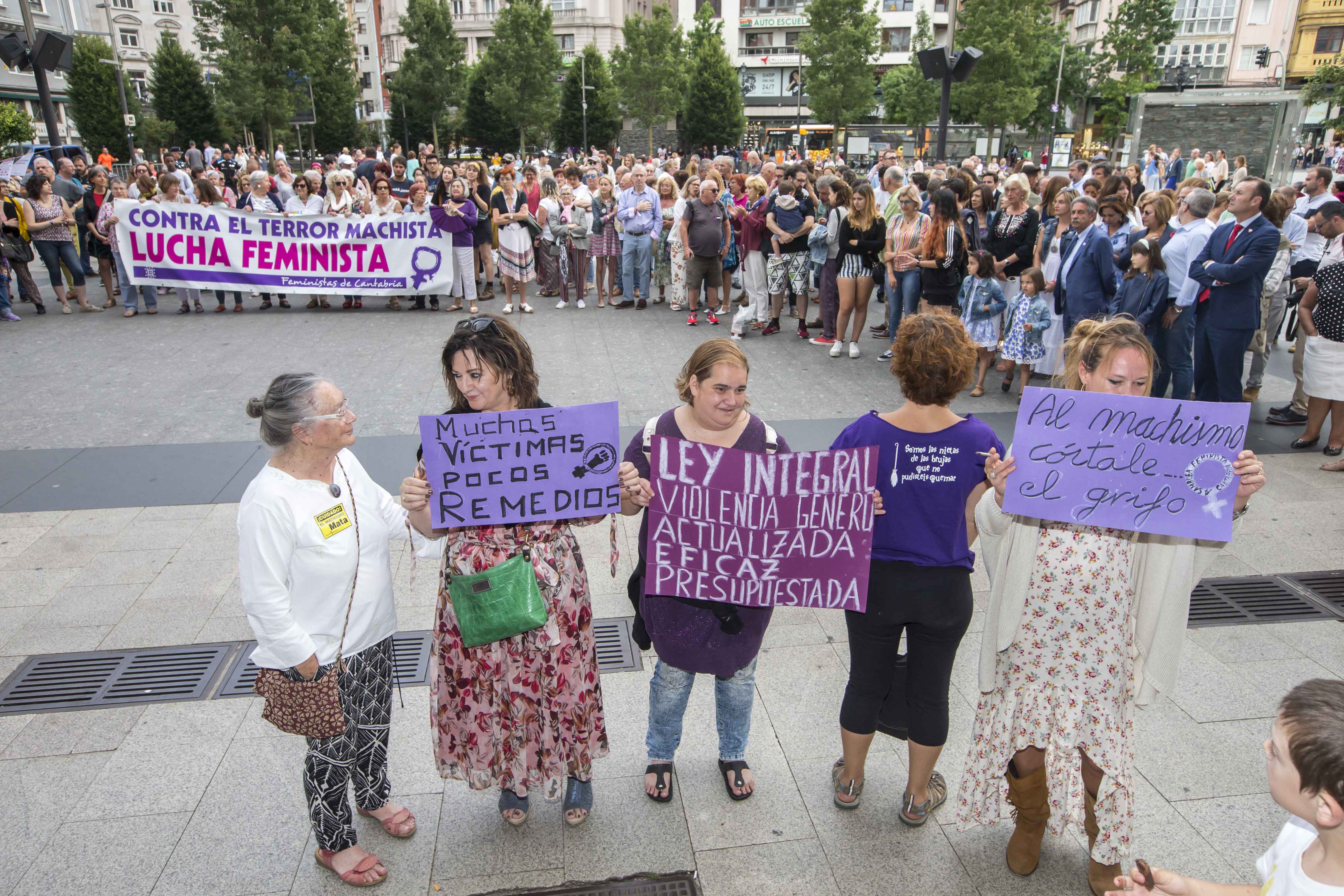 Concentración contra la violencia de género en la plaza del Ayuntamiento de la capital cántabra.