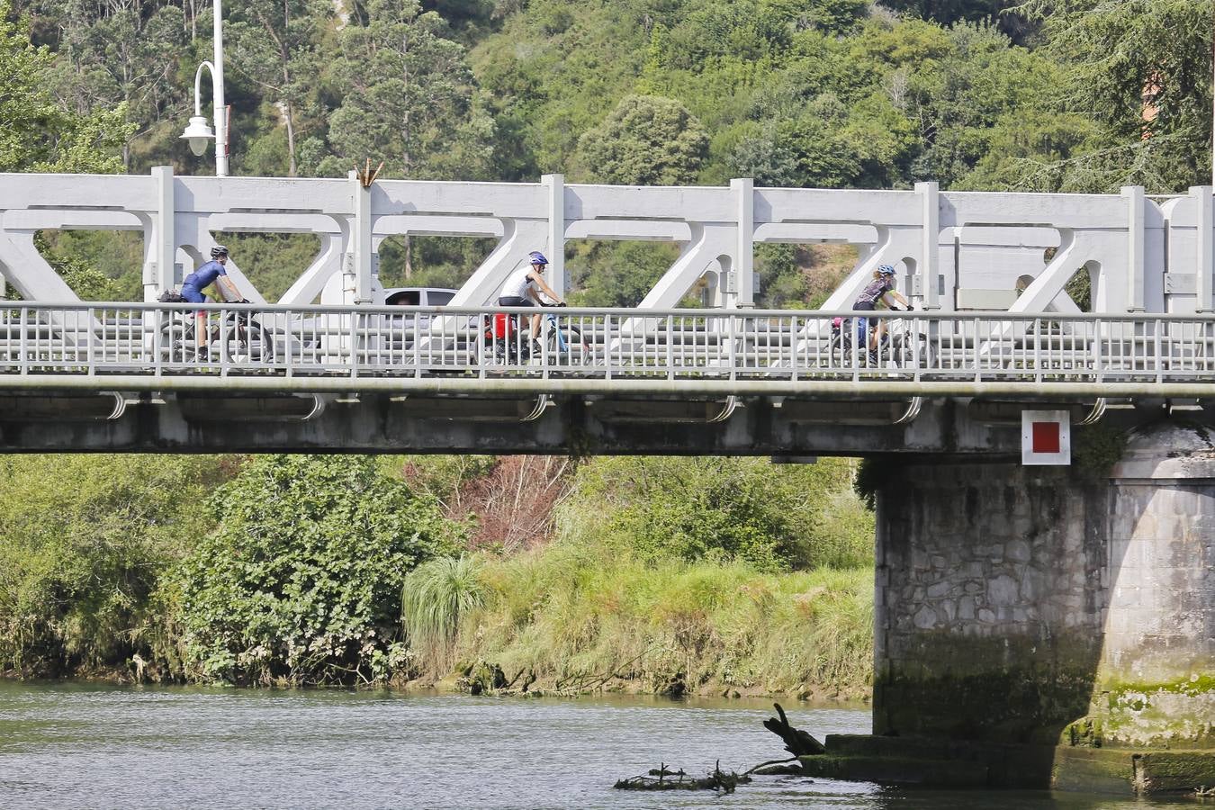 El puente es punto de paso obligado para los ciclistas que hacen el Camino del Norte hasta Santiago de Compostela.