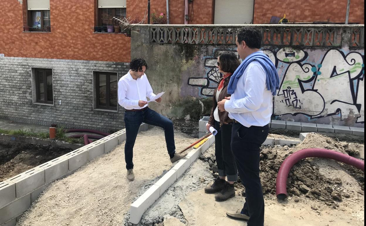 El alcalde, Javier Fernández Soberón (Cs), visitó las obras para conocer el resultado de los trabajos. 