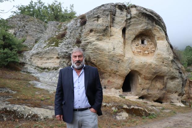 Fernando Fernández, alcalde de Valderredible, junto a la ermita rupestre de Arroyuelos. 