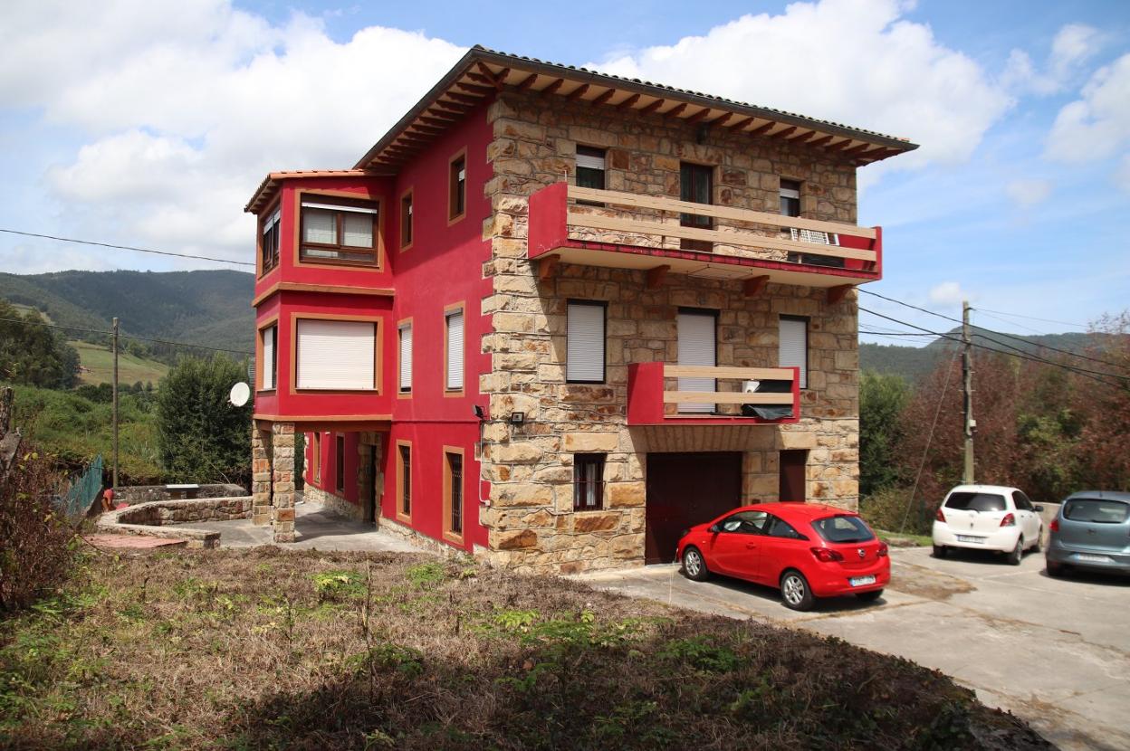 Imagen del edificio donde residen las seis familias que son consideradas okupas..