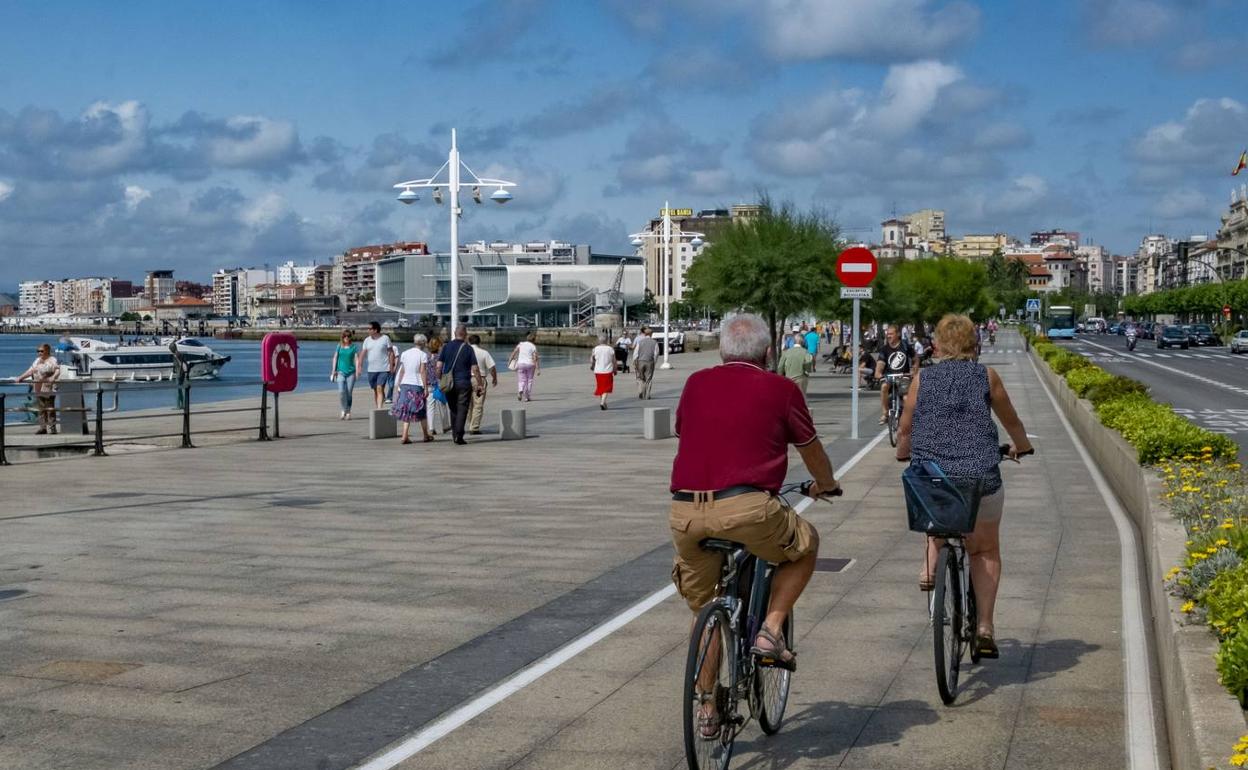 Aspecto que ofrecía ayer el paseo marítimo de Santander, con paseantes disfrutando de la jornada soleada.