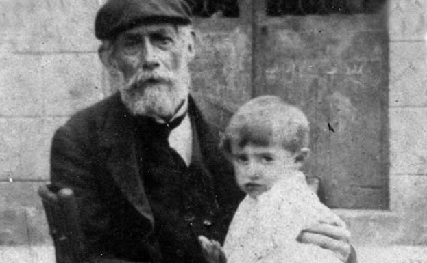 El doctor Juan José Conde-Pelayo, con su nieta Leonor, en 1920.