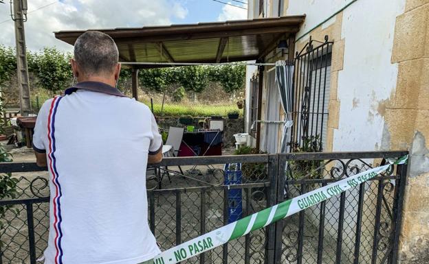 Precinto. La portilla que da acceso a la finca de la casa está sellada con una cinta de la Guardia Civil