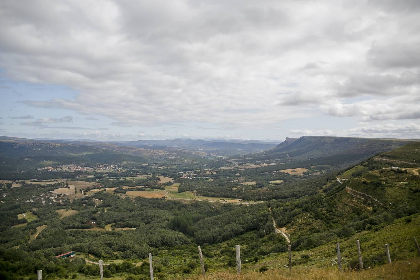 Imagen de Valderredible desde lo alto del páramo de la Lora.