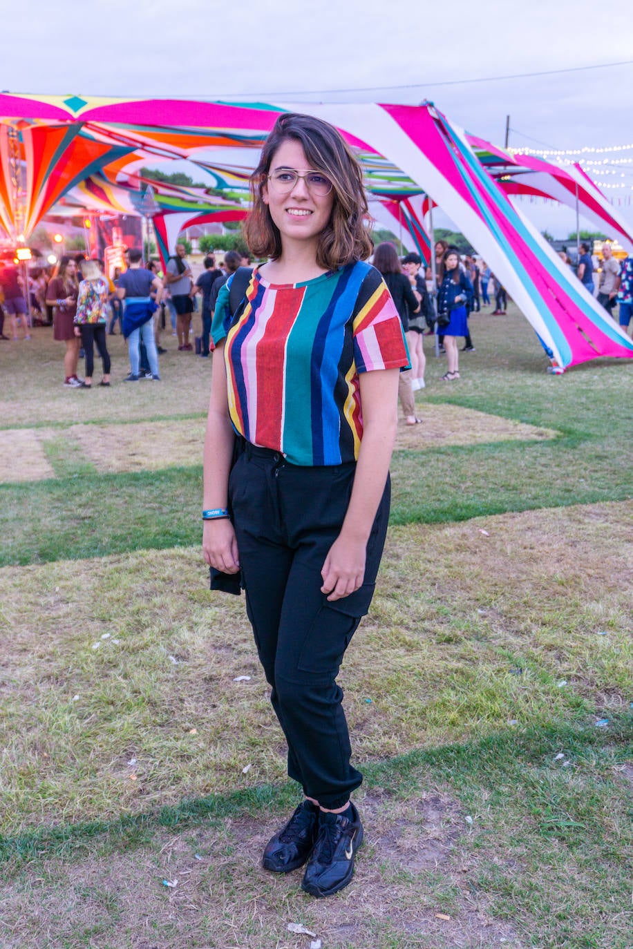 Ángela Garandal (@angelagarandal), de Santander. “Quería un look, ante todo, que primera la comodidad. No me he pensado mucho, pero la camisa de colores es muy de festival. Soy muy seguidora cada año y quiero ver a Carolina Durante”.